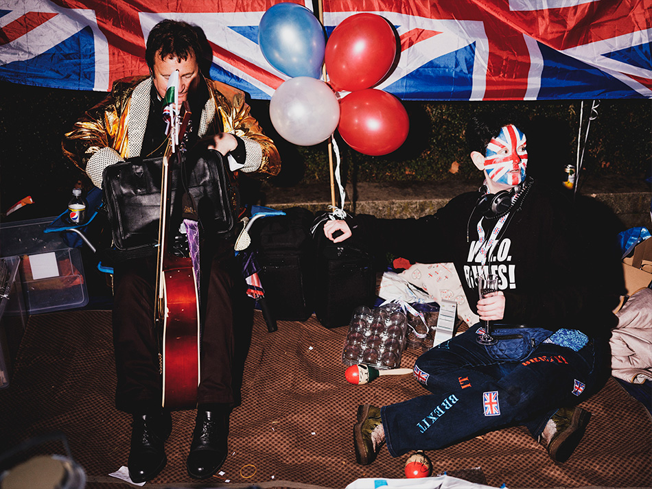 4/9&emsp;&emsp;&emsp;&emsp;People on Parliament Square