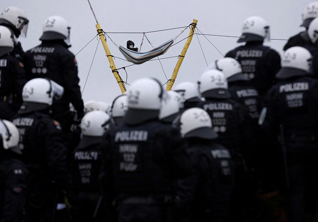 1/10&emsp;&emsp;&emsp;&emsp;Activist and Police, Luetzerath 2023.