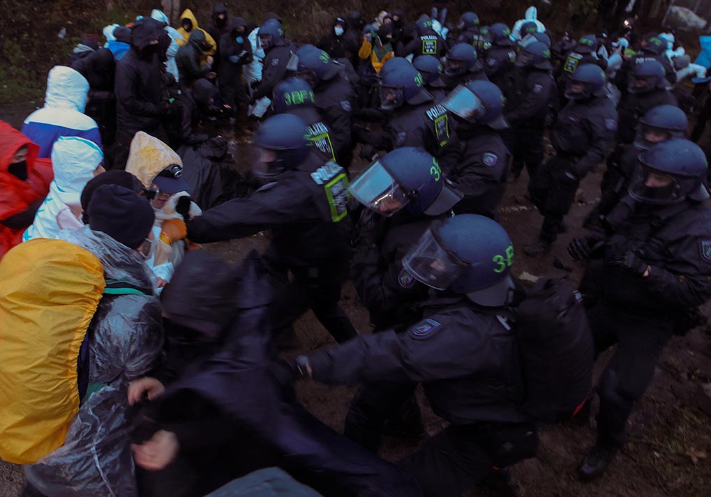 5/10&emsp;&emsp;&emsp;&emsp;Police and activists clash during a demonstration. 2023.