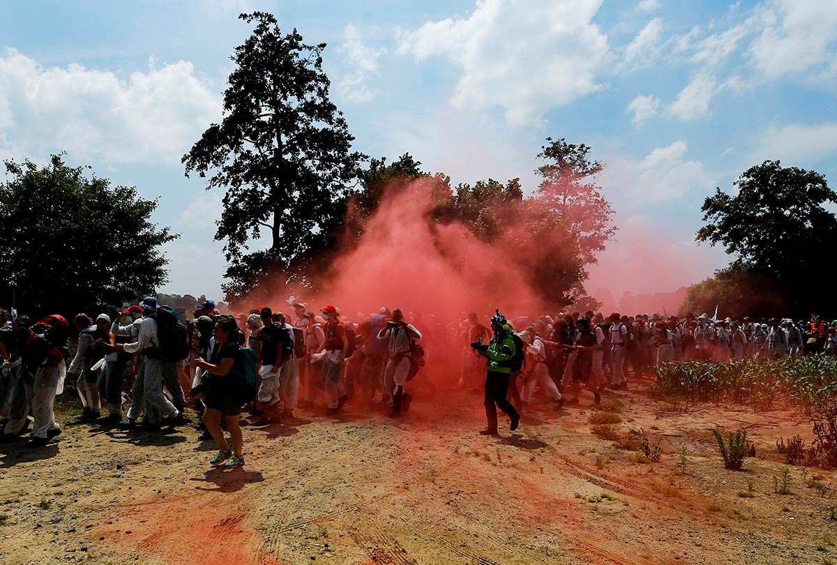 4/16&emsp;&emsp;&emsp;&emsp;Environmental activists at Garzweiler open cast brown coal mine, 2019