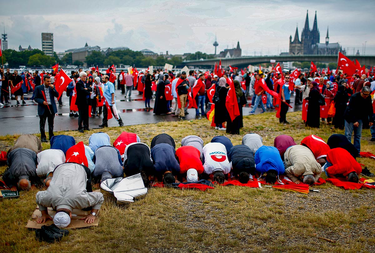 13/16&emsp;&emsp;&emsp;&emsp;Supporters of Turkish President Tayyip Erdogan in Cologne, 2016