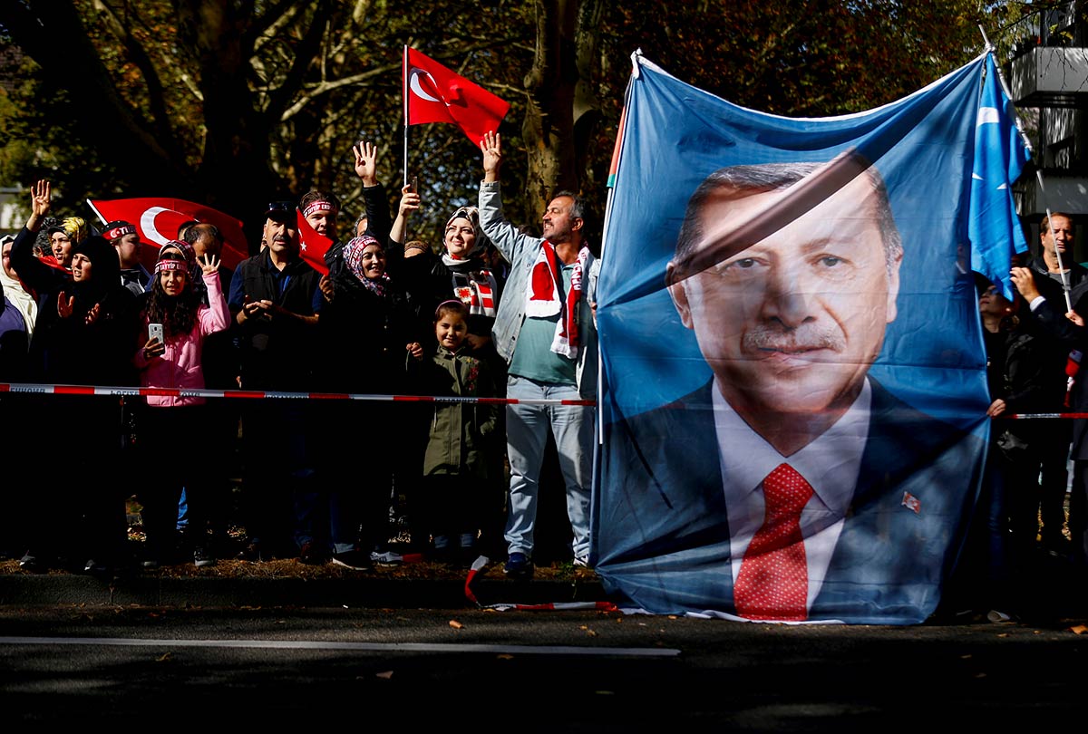 14/16&emsp;&emsp;&emsp;&emsp;Supporters of Turkish President Tayyip Erdogan in Cologne, 2016
