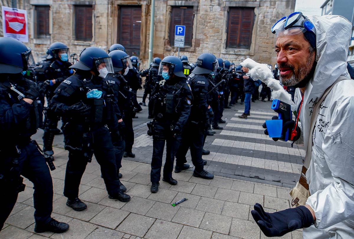 15/16&emsp;&emsp;&emsp;&emsp;Demonstration against the government's coronavirus restrictions in Kassel, 2021