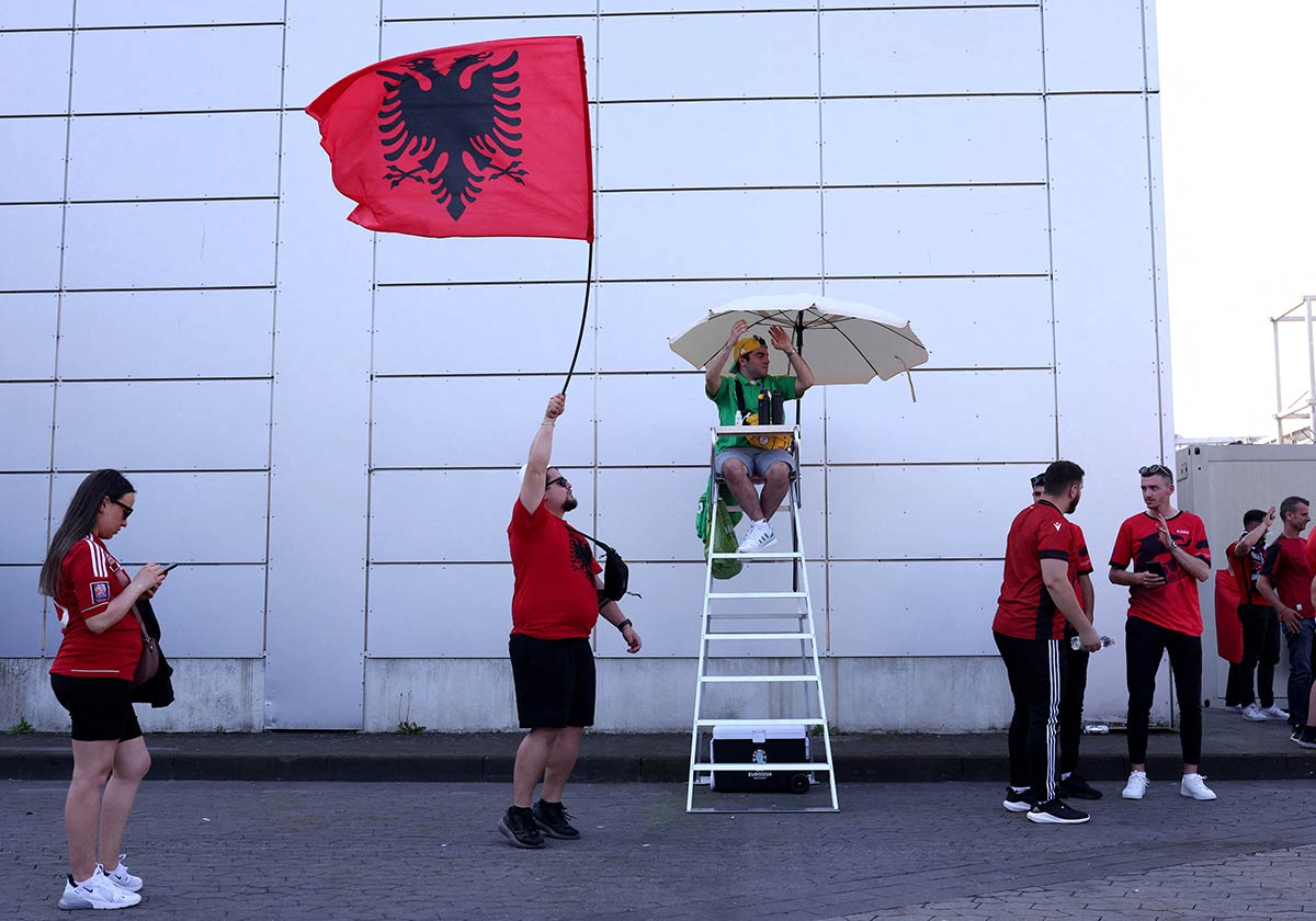 2/25&emsp;&emsp;&emsp;&emsp;Albania fans in Dusseldorf