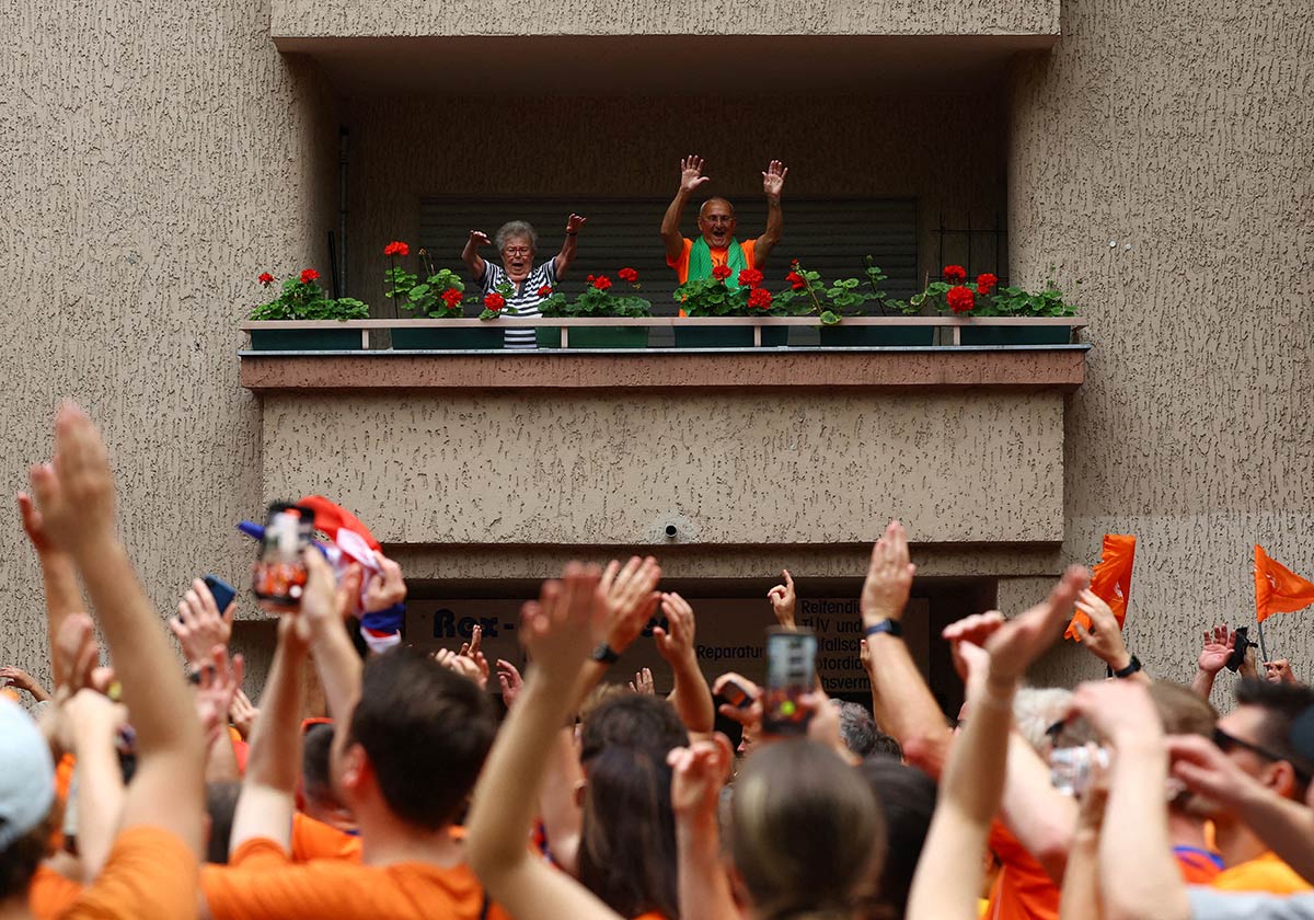 8/25&emsp;&emsp;&emsp;&emsp;Fans of the Netherlands in Berlin
