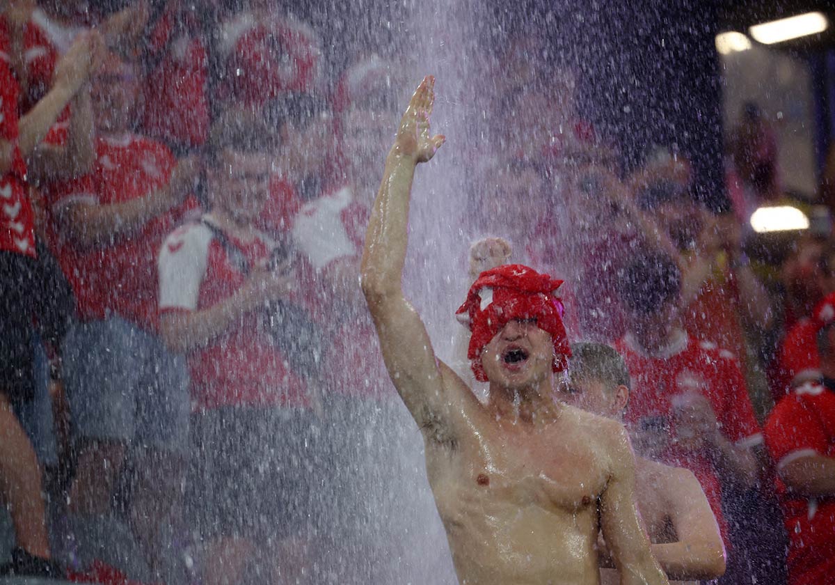 9/25&emsp;&emsp;&emsp;&emsp;Denmark fan takes a shower in Dortmund