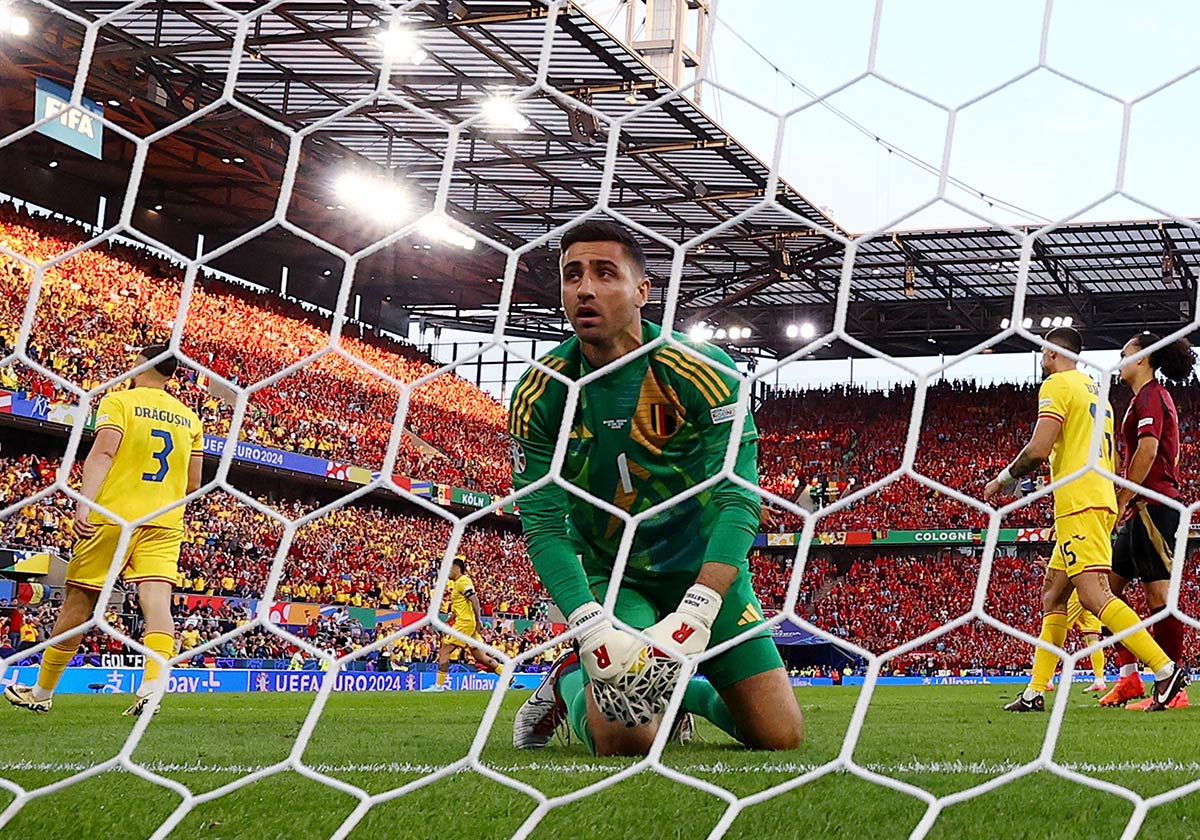 10/25&emsp;&emsp;&emsp;&emsp;Belgium's keeper Koen Casteels in Cologne