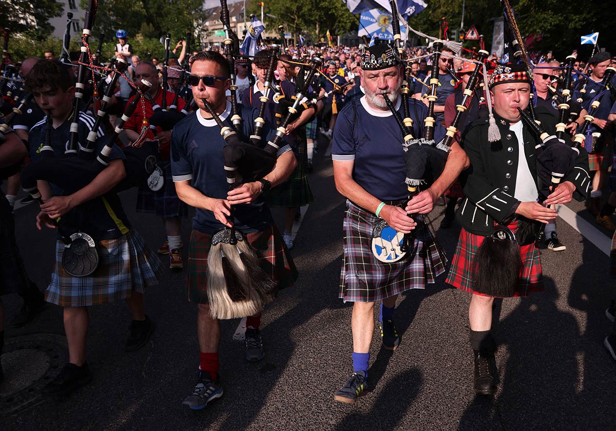 12/25&emsp;&emsp;&emsp;&emsp;Scottish fans gather in Cologne
