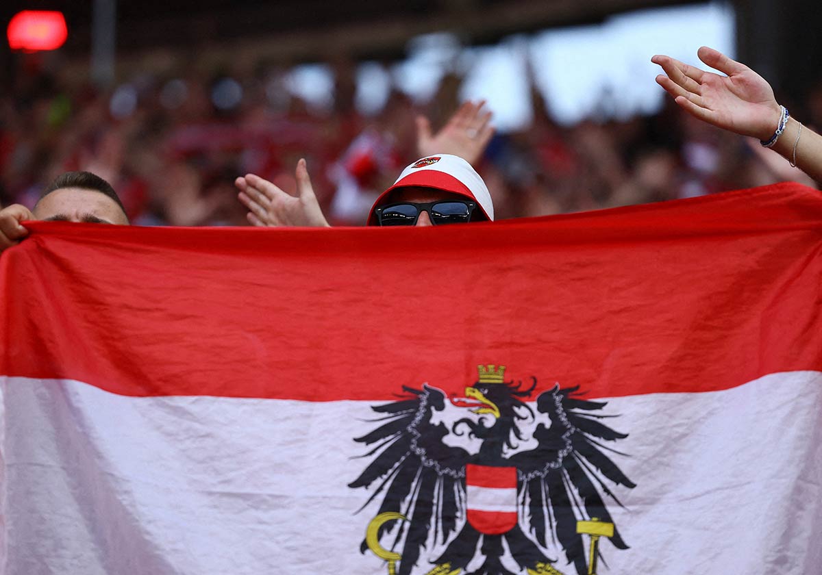 14/25&emsp;&emsp;&emsp;&emsp;Austria fans in Leipzig