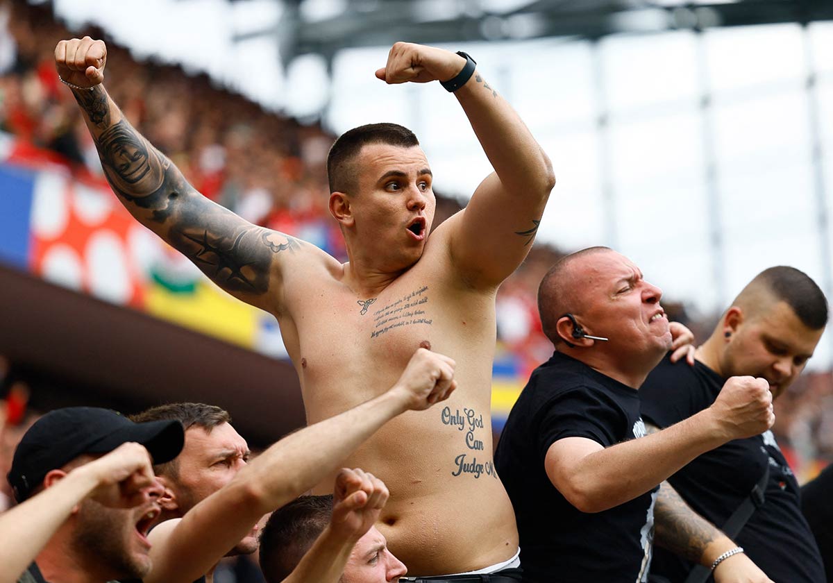 19/25&emsp;&emsp;&emsp;&emsp;Hungary fans in Cologne