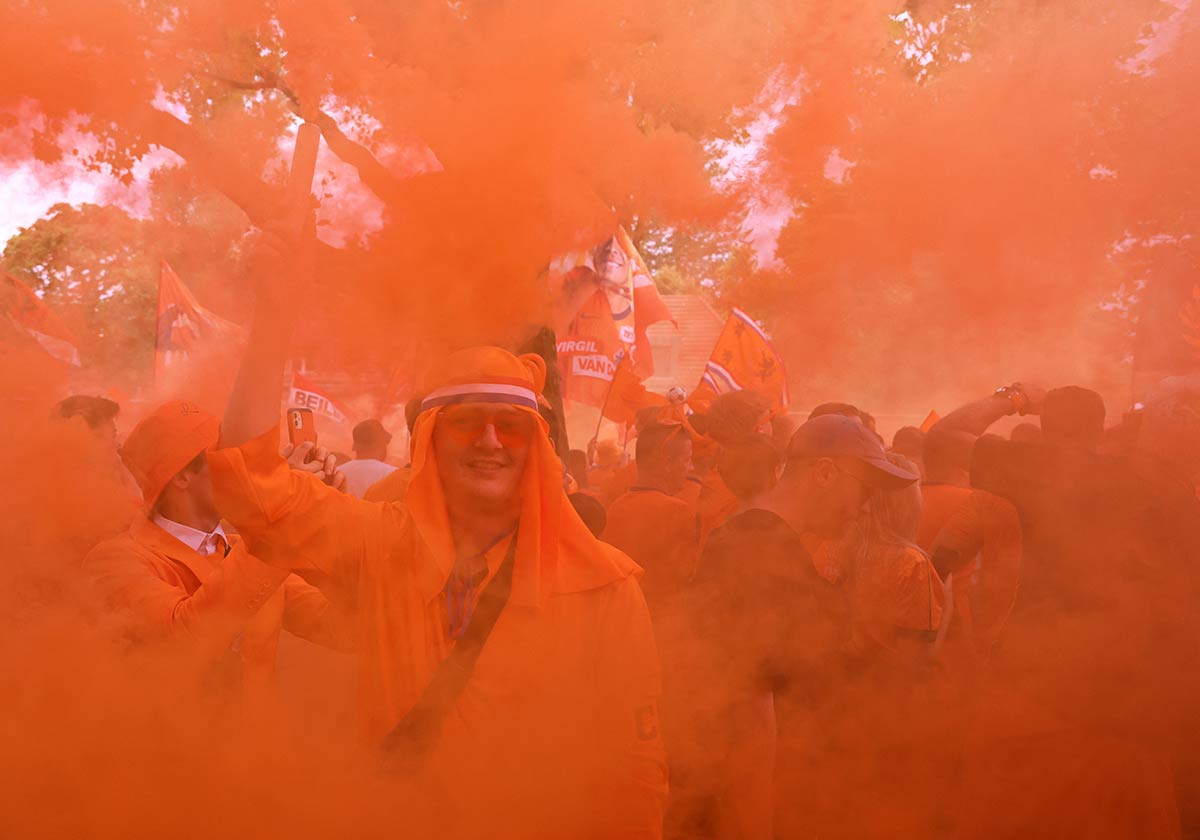 23/25&emsp;&emsp;&emsp;&emsp;Dutch fans in Berlin
