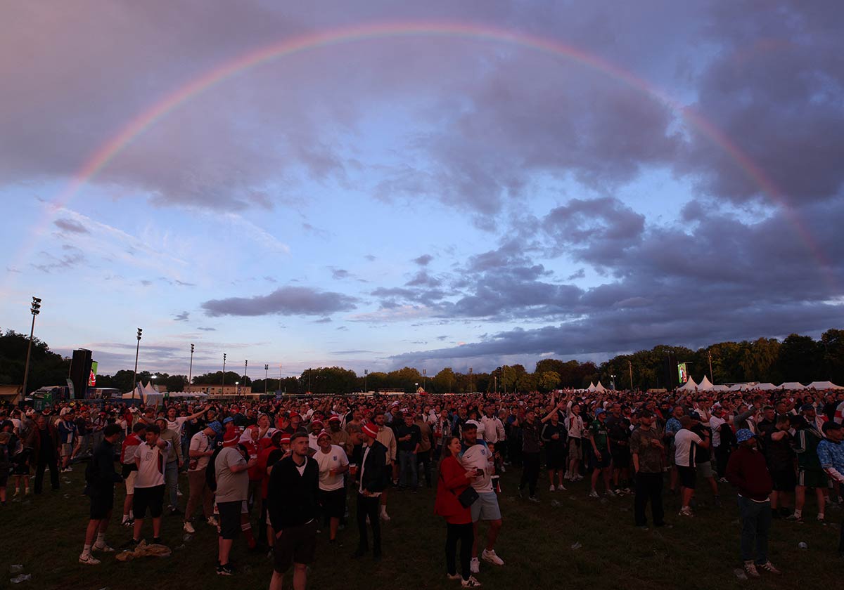 24/25&emsp;&emsp;&emsp;&emsp;England fans in Dortmund