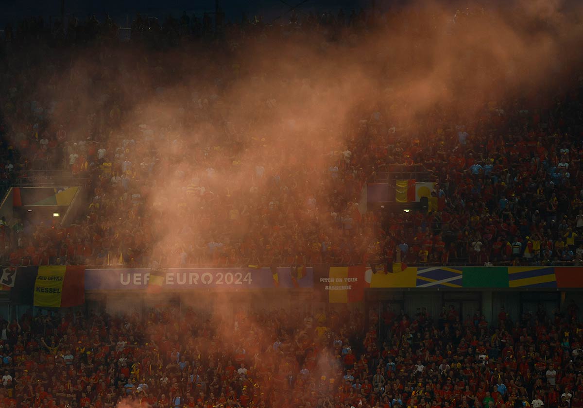 25/25&emsp;&emsp;&emsp;&emsp;Fans in Cologne