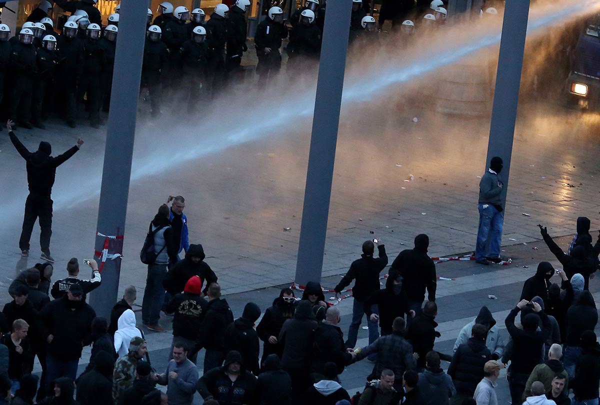 1/4&emsp;&emsp;&emsp;&emsp;Police uses water guns against far right demonstrators during riots in Cologne, 2014