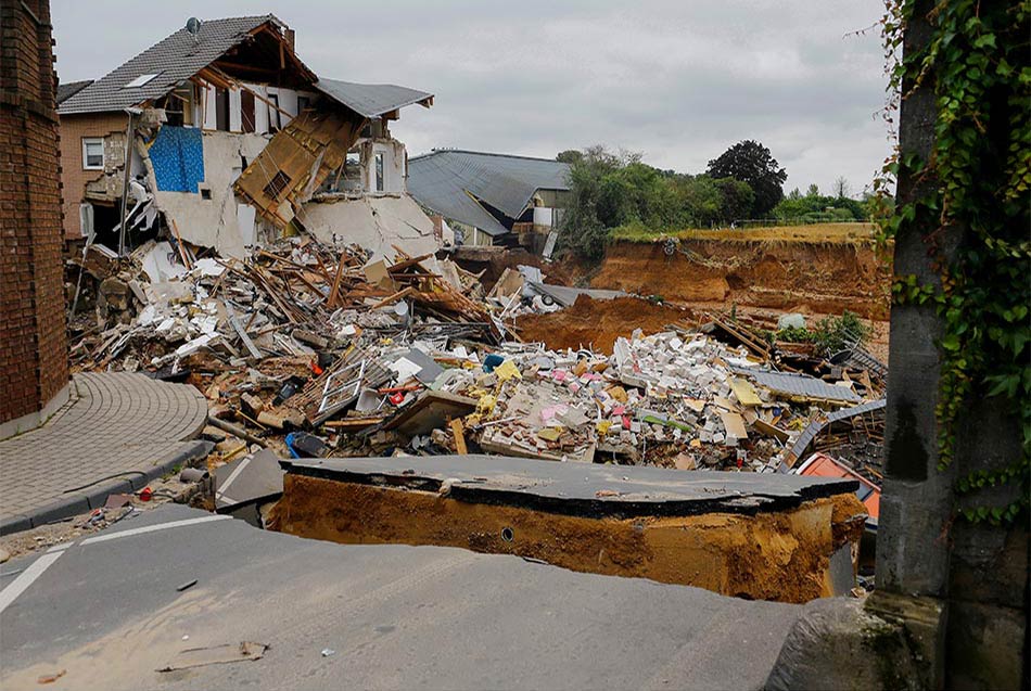 2/6&emsp;&emsp;&emsp;&emsp;A damaged hous in Erftstadt-Blessem, 2021