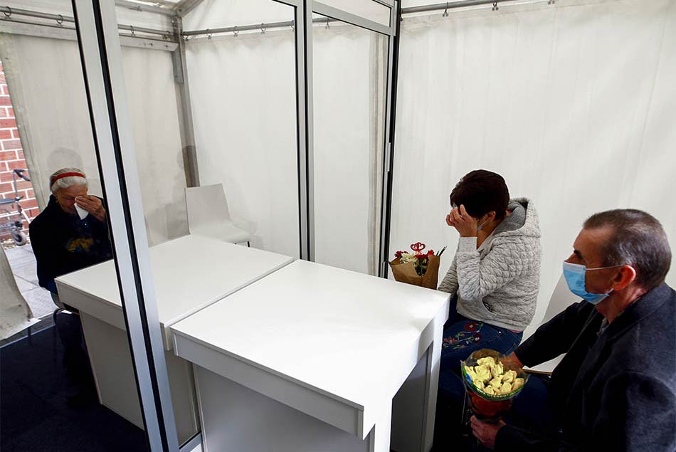 4/10&emsp;&emsp;&emsp;&emsp;Mother's day in a retirement home admit the spread of the coronavirus disease, Neuss, Germany, May 10, 2020