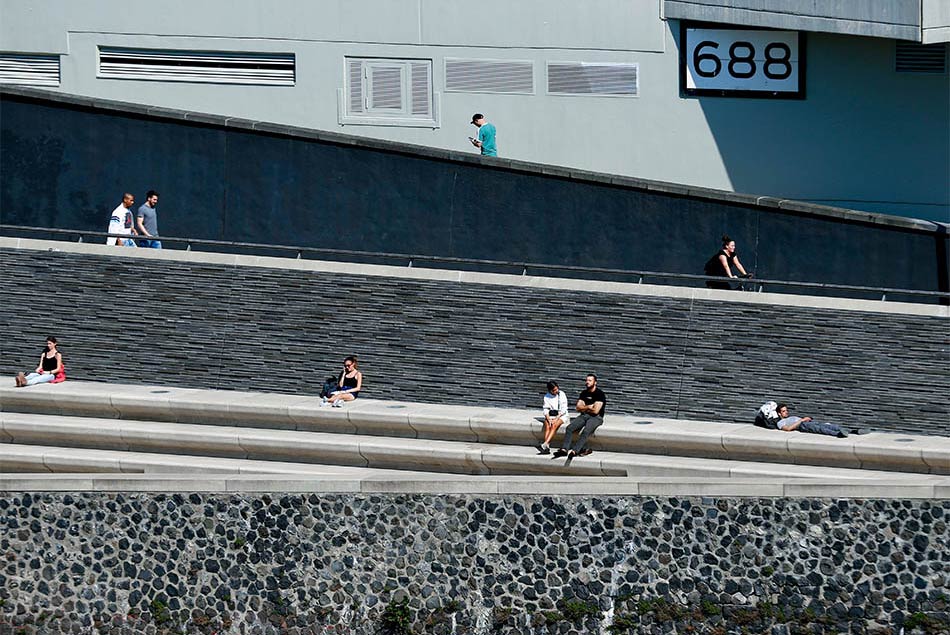 5/10&emsp;&emsp;&emsp;&emsp;People in Cologne, Germany, admit the spread of the coronavirus disease, April 10, 2020