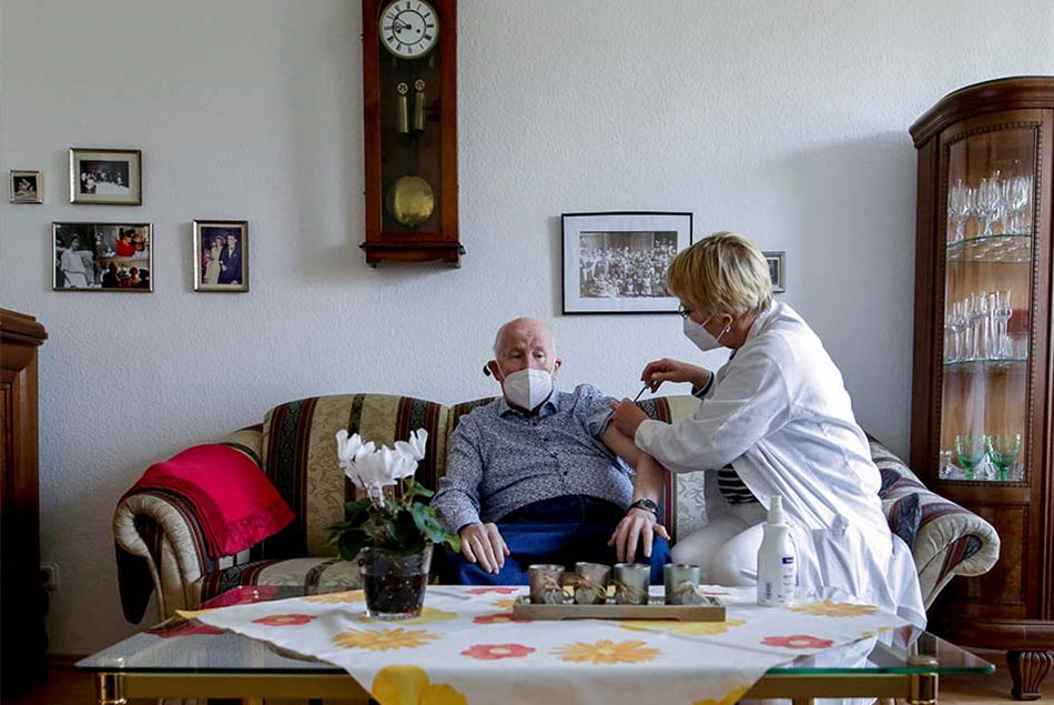 6/10&emsp;&emsp;&emsp;&emsp;COVID-19 vaccination of patients at their homes in Cologne, Germany, March 28, 2021